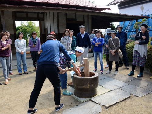 農家さんのお家の庭先で餅つき体験