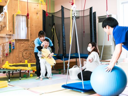 子どもたちの発達状況に合わせて、遊具の高さや場所を変更させ「できた」を生み出す