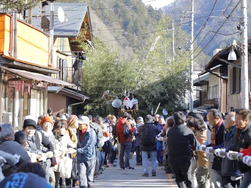 村外からの人の力によっても守り続けられているお正月の伝統行事“お松引き”