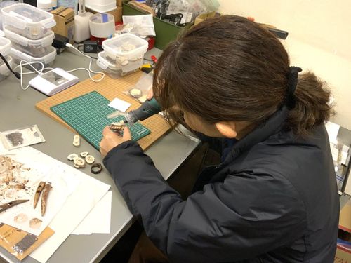 鹿の角を加工する鯉登さん