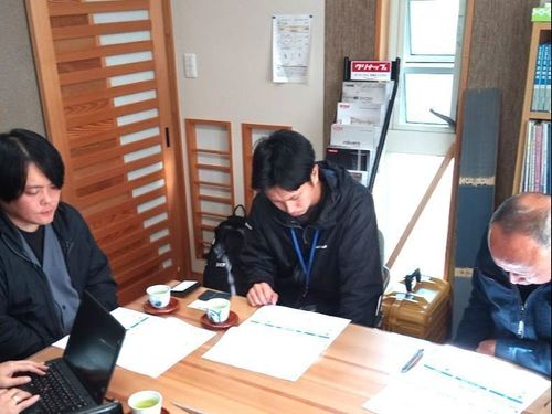 事業者と（真面目な顔での）打ち合わせ中