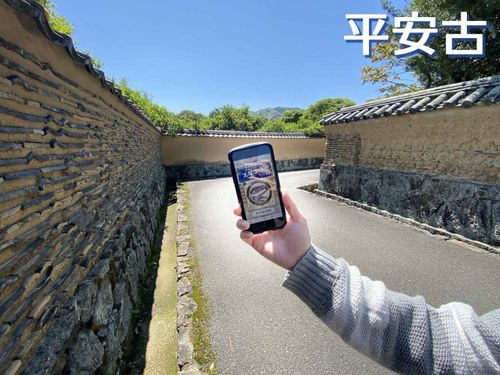 左右を高い土塀で囲み、道を鍵の手（直角）に曲げた城下町独特の道筋「鍵曲」