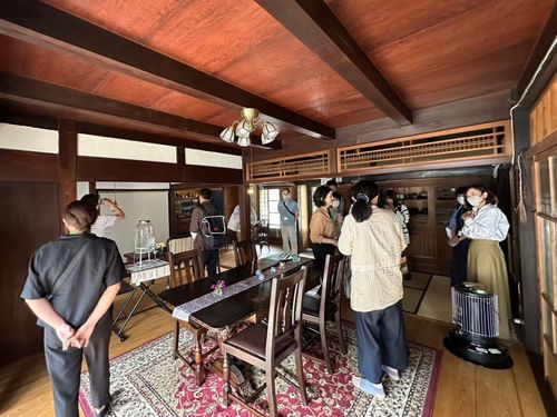 前回ホリデー：古民家を改装して、オリジナル商品を製作販売しているお宅を見学