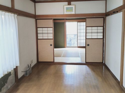 一部の床や天井を除けば、屋内の状態がよく、すぐに住める環境が整っています