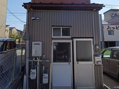 2階への入り口は裏にあります。1階と入り口が分かれていることでプライベート◎