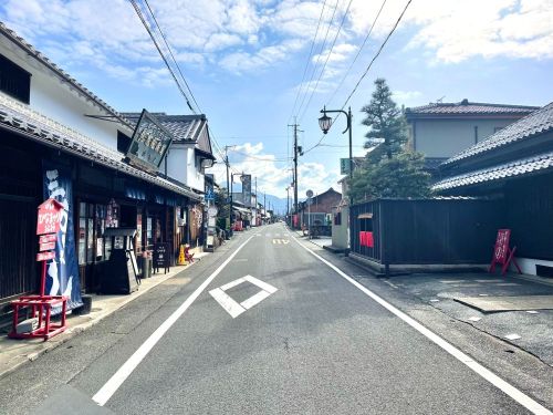 三方よしの幕が掲げられた観光案内窓口のある近江商人の旧薬店