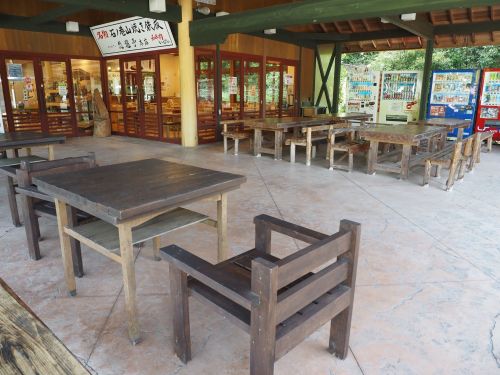 「つつじ」は飲食店、テラスも有り。