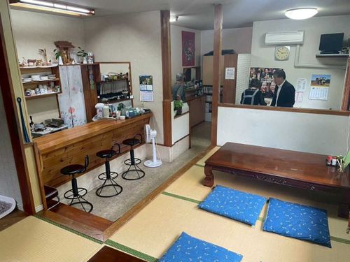椅子のボックス席と小上がりの座敷席があります