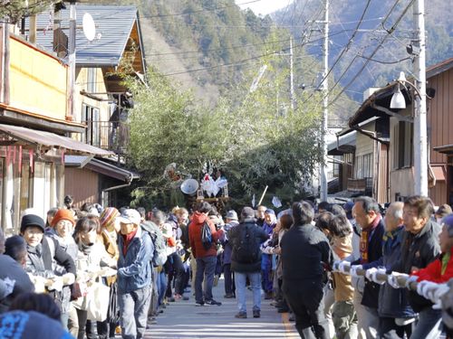 村外からの人の力によっても守り続けられているお正月の伝統行事“お松引き”