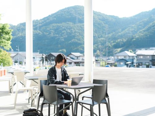 フリーデスクでOK！心地よい風を感じながら作業もできます。