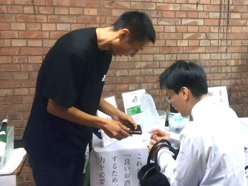 名刺交換風景