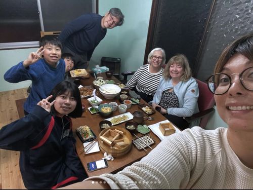 地元の木工クラブの方に作ってもらった型抜きで、皆で郷土料理の押し寿司体験も！
