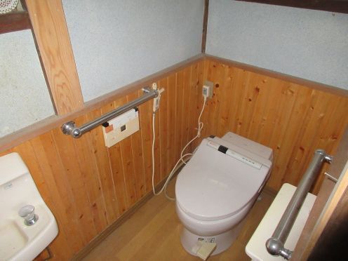 トイレのみきれいに改修済み。浄化槽に接続されています。