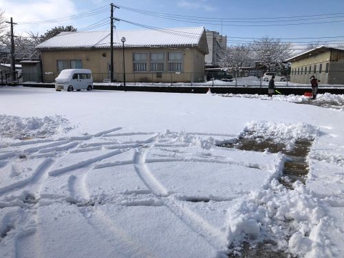 適度に除雪を行うことで降り積もった雪も早く溶けます（ゆめまちテラスえち駐車場）