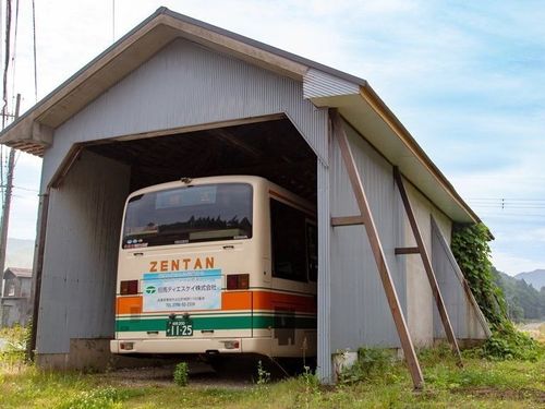 高原の路線バスの車庫がなんとなくかわいい！