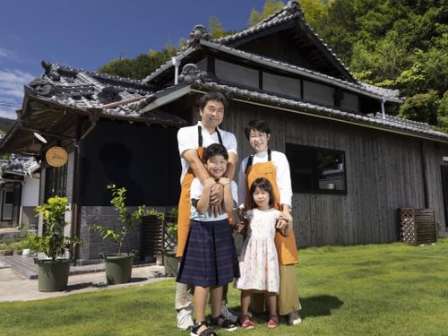  大三島に移住した伊藤さんご家族（えひめ移住ネットより）