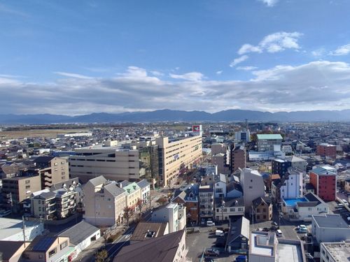 八日市市街から鈴鹿山脈を望む