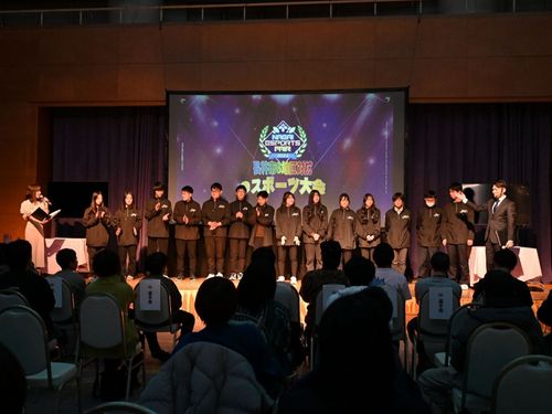 eスポーツ大会にて高校生スタッフを紹介する一幕