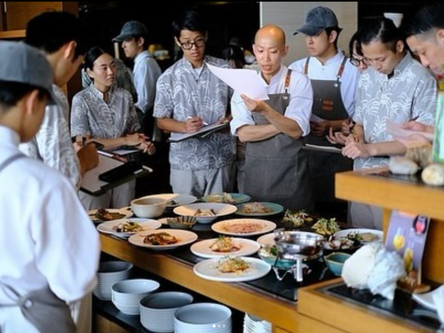 研修制度も充実。旬の食材を使った料理に合うお酒をみんなで考えます。