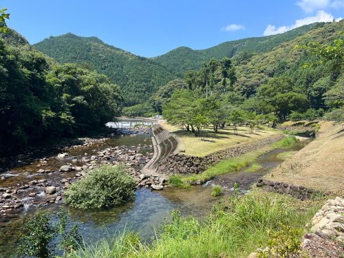 自然プールの上流にも遊べるスポットが。春はお花見スポットにもなっています。