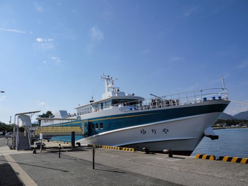 本土から高速船「ゆりや」で約70分