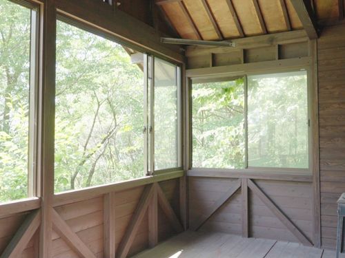 広めのサンルーム。窓を開ければここで室内BBQも楽しめそう。