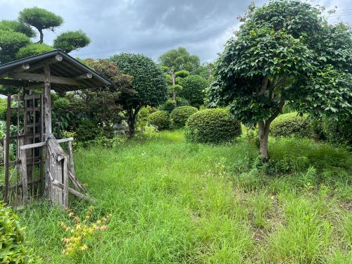 現在は草が茂っている日本庭園
