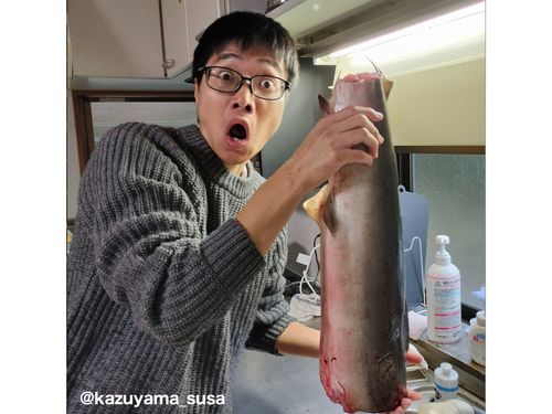 表情豊かな山本さん。手に持っているのはシュモクザメ（買ったもの）だそうです。