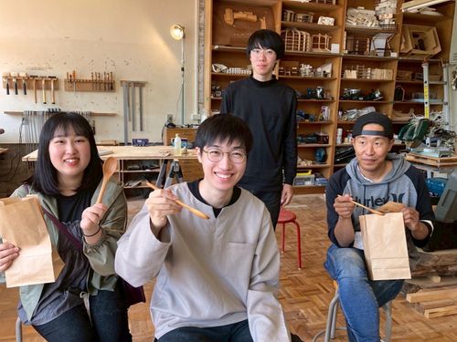 山の上の木工職人、田中大也さんを廃校の中にある木材加工施設に訪ねます