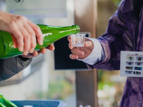 吉野酒造では、国登録有形文化財で行われる伝統的な酒造りの現場見学も。