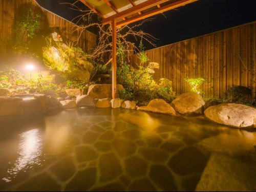 広々してお子様連れも安心な紫水園の露天風呂