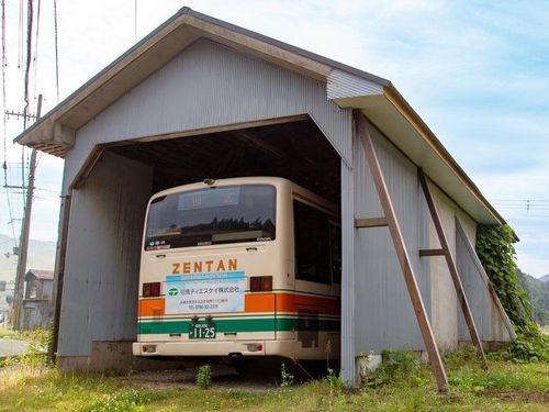 高原の路線バスの車庫がかわいい！