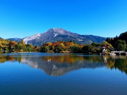 三島池から見える伊吹山