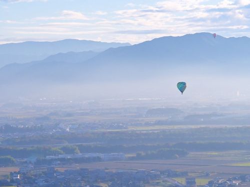 東近江市上空を遊覧する気球