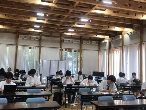 公営塾の自習の様子