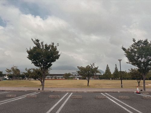 萩中央公園。奥に見えるのが萩図書館です！