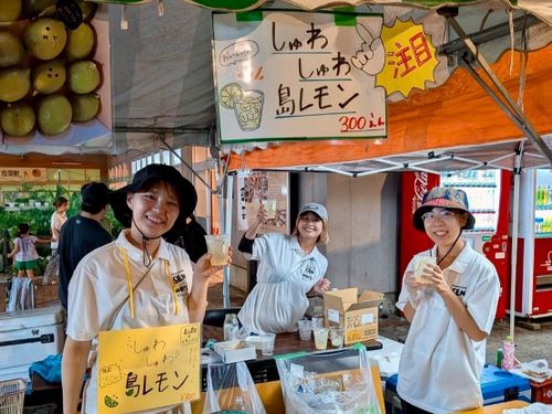 マルチワーカーの仲間と一緒に地域のお祭りに出店