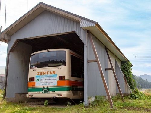 高原の路線バスの車庫がなんとなくかわいい！