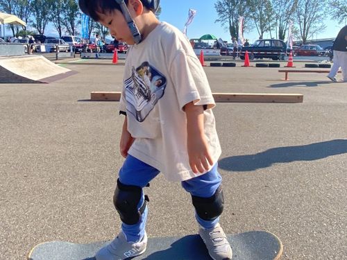 市内には設備の整ったスケート教室もあり、子供と一緒にスケートボードも。。