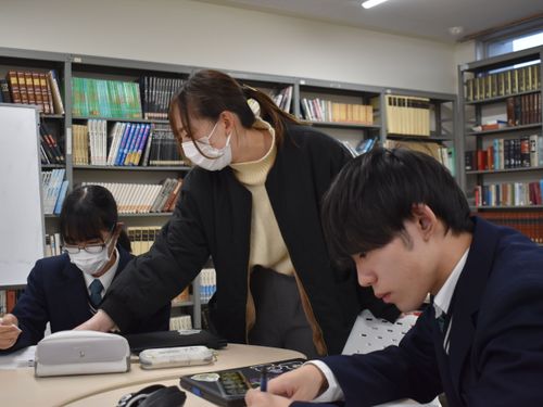 放課後には図書室を使って講座を行います。授業の理解度UPや入試対策も行います。