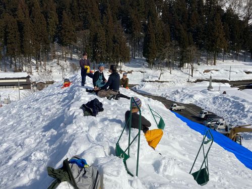 大長谷交流センターの屋根の雪下ろし