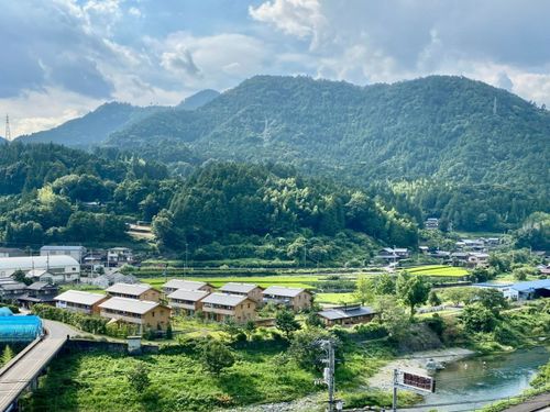 大埜地の集合住宅。神山らしい風景をつくるための様々な工夫が詰め込まれてます。