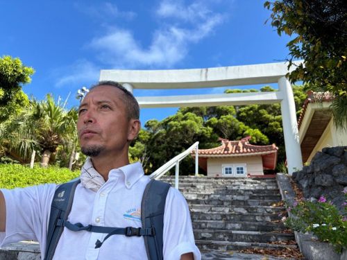 幅広い知識で島を案内してくれる大友氏