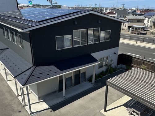 交流棟（１Fホール、２F貸事務所）と東屋を見下ろして