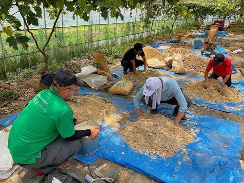 過去ツアーの様子④ ボカシ肥料作り
