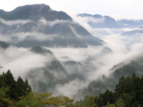 重なり合う山々が望める