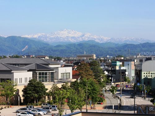 市街地から見た白山