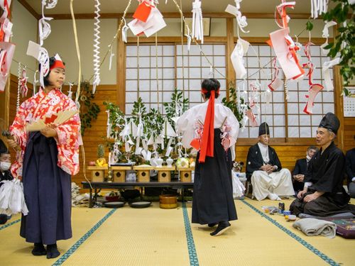 冬の夜神楽では、子どもも年長者に混じって練習を重ね、神楽を舞います