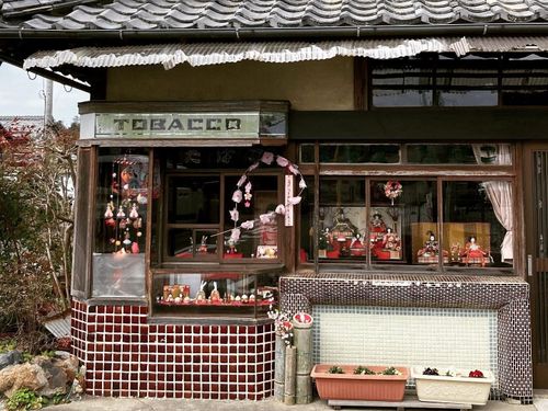 古いタバコ屋さんもイベントではひな人形が飾られます