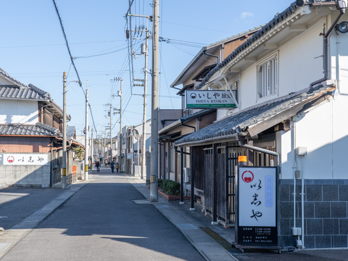 古い建物の残る志度エリアの街並み